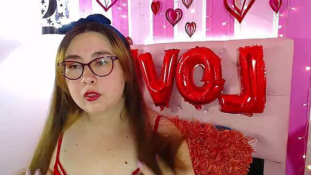 Snapshot of chloe_prg chatting on February 15, 4:14 am chloe prg online show from February 15, 4:14 am