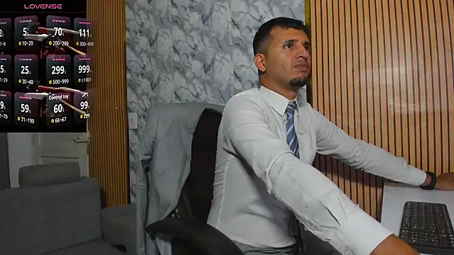 Snapshot of Hideintheoffice chatting on December 5, 5:16 am Hideintheoffice online show from December 5, 5:16 am