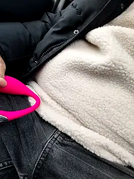 Snapshot of sansan2411 chatting on November 26, 1:45 pm sansan2411 online show from November 26, 1:45 pm