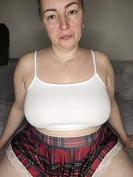 Snapshot of HairyVicky chatting on December 16, 11:21 pm HairyVicky online show from December 16, 11:21 pm