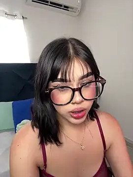 Lily Woodz online show from March 6, 7:10 pm