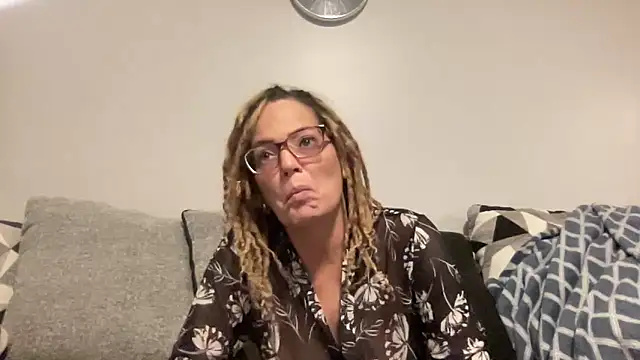 Snapshot of skarfos1babe69 chatting on December 29, 2:27 am skarfos1babe69 online show from December 29, 2:27 am