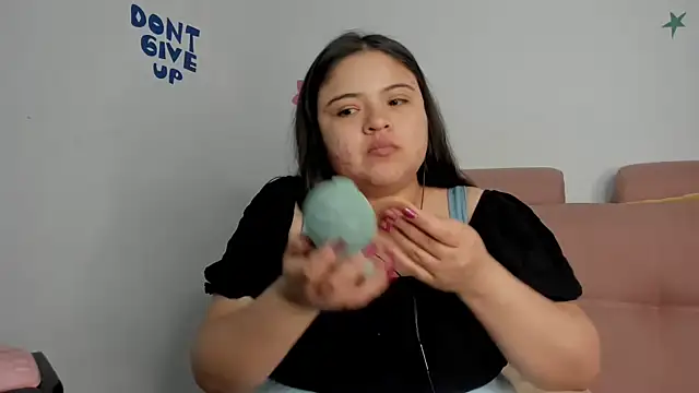 Snapshot of lizzie_c chatting on May 9, 11:21 pm lizzie c online show from May 9, 11:21 pm