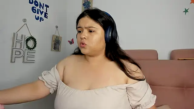 Snapshot of lizzie_c chatting on June 7, 10:35 pm lizzie c online show from June 7, 10:35 pm