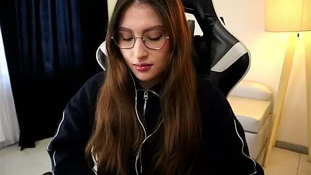 Daisha Riley online show from September 12, 2:06 pm