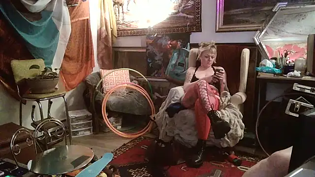 Snapshot of SilverandFox chatting on February 25, 9:42 am SilverandFox online show from February 25, 9:42 am