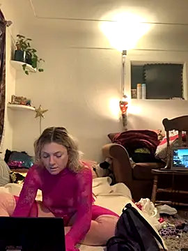 Snapshot of SilverandFox chatting on October 31, 10:49 am SilverandFox online show from October 31, 10:49 am