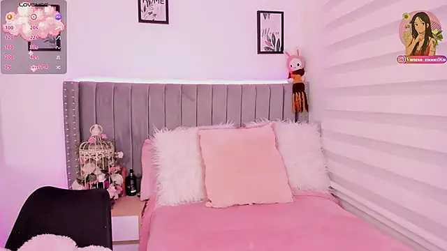 Snapshot of vanesa_moon__ chatting on December 2, 12:05 am vanesa moon online show from December 2, 12:05 am