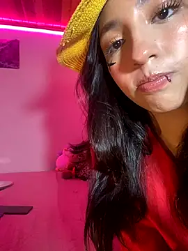 Snapshot of lauuraww chatting on October 23, 2:00 am lauuraww online show from October 23, 2:00 am