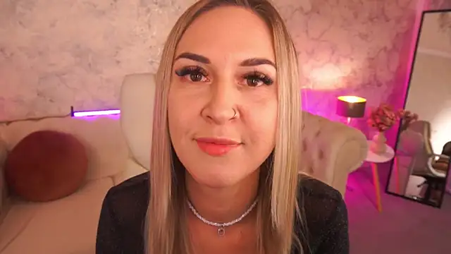 Snapshot of LovelyMollyy chatting on October 26, 11:20 pm LovelyMollyy online show from October 26, 11:20 pm