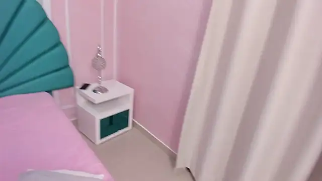 Daphne Fox  online show from January 19, 6:31 am