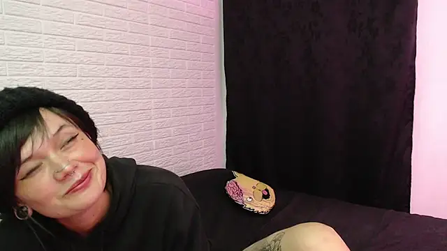 Snapshot of rousstattoo chatting on March 6, 3:46 am rousstattoo online show from March 6, 3:46 am