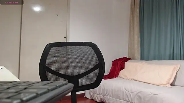 Snapshot of MommyHelpsmee chatting on November 11, 10:15 am MommyHelpsmee online show from November 11, 10:15 am