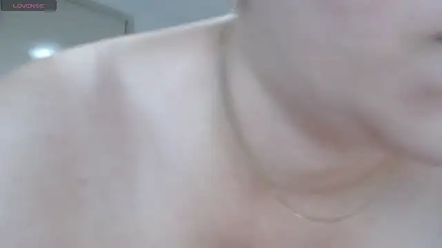 Snapshot of MommyHelpsmee chatting on December 1, 11:10 pm MommyHelpsmee online show from December 1, 11:10 pm