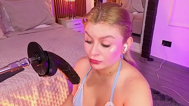 Snapshot of LolaAngellx chatting on June 18, 9:19 pm LolaAngellx online show from June 18, 9:19 pm