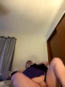 Snapshot of Luciouslouise72@xh chatting on September 13, 10:37 am Luciouslouise72xh online show from September 13, 10:37 am