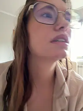 Snapshot of Sabrina_shells chatting on August 8, 9:33 am Sabrina shells online show from August 8, 9:33 am