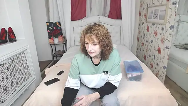 Snapshot of SilviaHart chatting on October 1, 12:44 pm SilviaHart online show from October 1, 12:44 pm