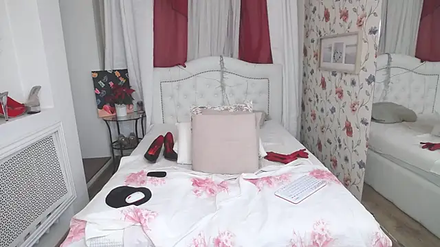 Snapshot of SilviaHart chatting on December 1, 9:03 am SilviaHart online show from December 1, 9:03 am