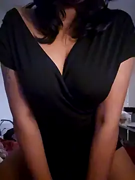 Snapshot of lizzzziee chatting on December 28, 12:57 am lizzzziee online show from December 28, 12:57 am