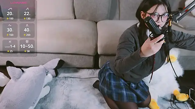 Yu UwU  online show from February 13, 2:42 pm