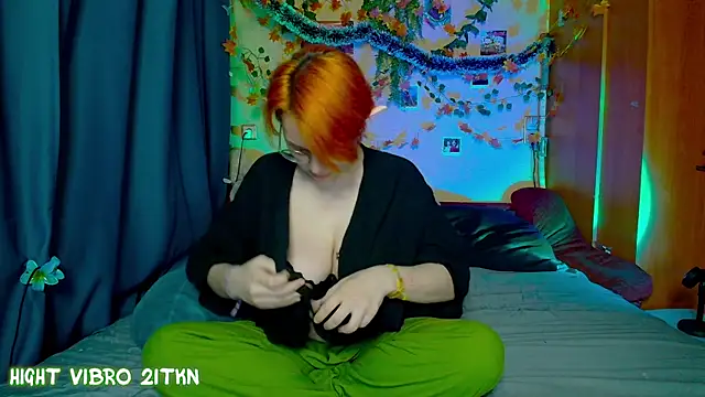 TrickyKitsune online show from December 4, 1:31 pm