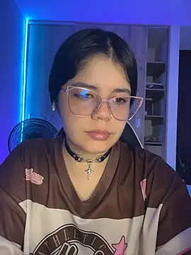 Snapshot of pretty_angela1 chatting on June 26, 9:57 am pretty angela1 online show from June 26, 9:57 am