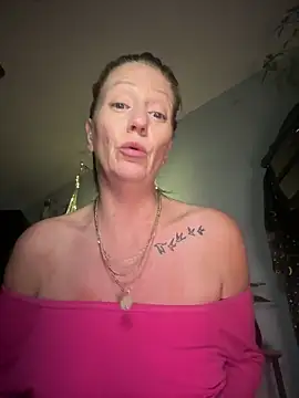Snapshot of AlessasRoom chatting on May 3, 5:13 am AlessasRoom online show from May 3, 5:13 am