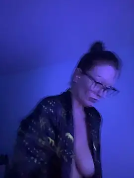 Snapshot of AlessasRoom chatting on May 19, 3:46 am AlessasRoom online show from May 19, 3:46 am