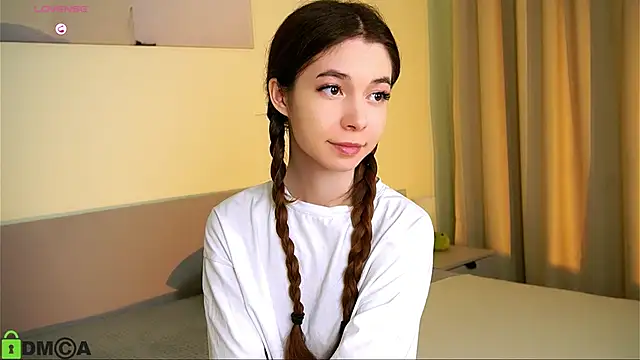 Snapshot of LittleOriana chatting on January 19, 7:58 pm LittleOriana online show from January 19, 7:58 pm