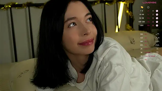 Snapshot of LittleOriana chatting on December 19, 5:25 am LittleOriana online show from December 19, 5:25 am