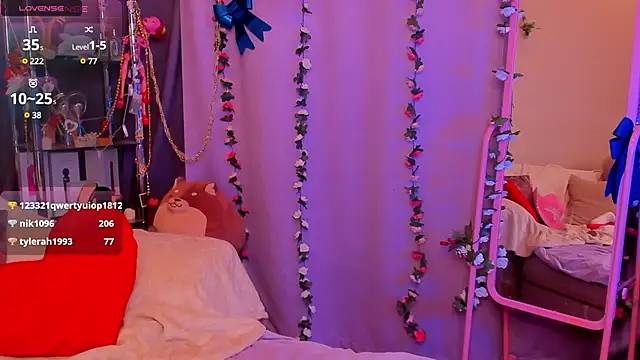 Snapshot of AliceOfWonders chatting on January 5, 8:54 am AliceOfWonders online show from January 5, 8:54 am