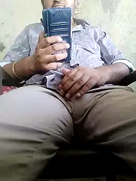 Snapshot of r379 chatting on November 3, 6:14 am r379 online show from November 3, 6:14 am