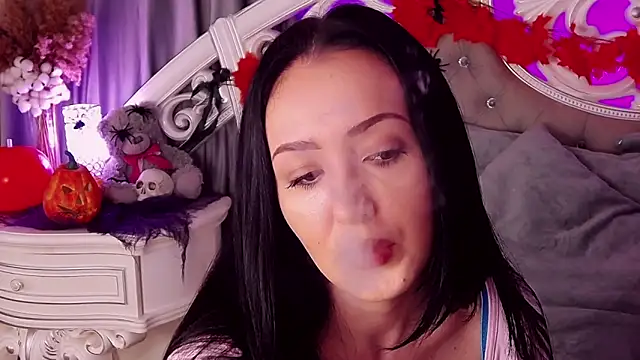 Snapshot of KimKhallifa chatting on November 1, 5:09 am KimKhallifa online show from November 1, 5:09 am