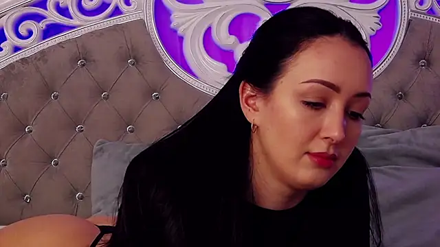 Snapshot of KimKhallifa chatting on November 19, 5:40 am KimKhallifa online show from November 19, 5:40 am