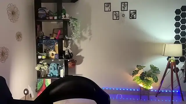 Snapshot of roseofvenom chatting on November 16, 8:47 pm roseofvenom online show from November 16, 8:47 pm