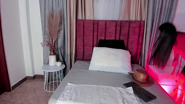 EloiseQuinn online show from March 19, 12:45 pm