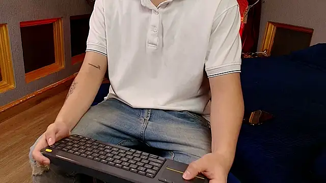 Snapshot of MarcoVitto chatting on December 3, 11:52 am MarcoVitto online show from December 3, 11:52 am