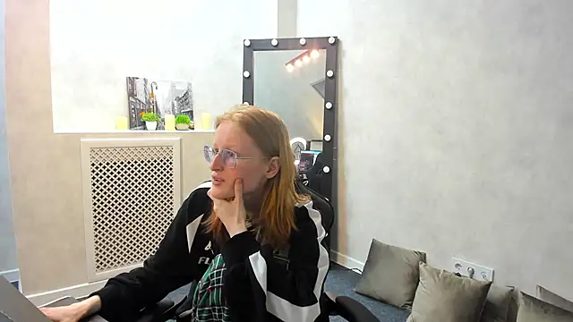 Snapshot of ElizabethHarpper chatting on January 31, 11:13 am ElizabethHarpper online show from January 31, 11:13 am