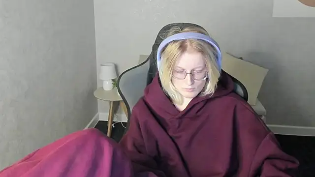 Snapshot of ElizabethHarpper chatting on December 2, 1:00 am ElizabethHarpper online show from December 2, 1:00 am