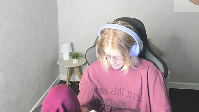 Snapshot of ElizabethHarpper chatting on December 5, 1:14 am ElizabethHarpper online show from December 5, 1:14 am