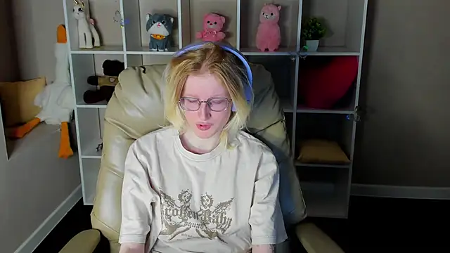 Snapshot of ElizabethHarpper chatting on December 18, 1:00 am ElizabethHarpper online show from December 18, 1:00 am