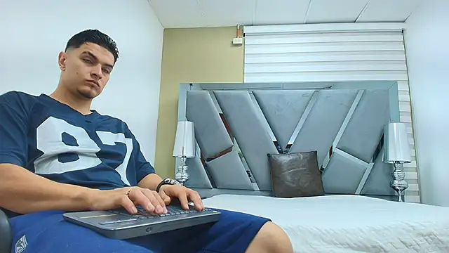 Snapshot of DAVID_VICTORIAA chatting on May 9, 1:05 pm DAVID VICTORIAA online show from May 9, 1:05 pm