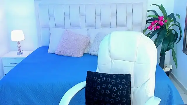 Snapshot of Annie_kurt_ chatting on October 8, 8:39 pm Annie kurt online show from October 8, 8:39 pm