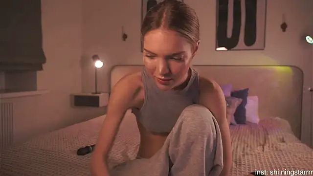 Snapshot of alittlestarrr chatting on February 22, 12:16 am alittlestarrr online show from February 22, 12:16 am