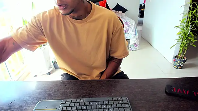 Snapshot of Adam_Valenciia chatting on November 9, 8:07 pm Adam Valenciia online show from November 9, 8:07 pm