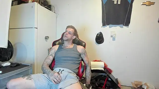 Snapshot of JamesMichael88 chatting on March 13, 1:32 am JamesMichael88 online show from March 13, 1:32 am