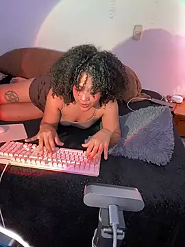 bronwgirl69 online show from March 16, 6:44 pm