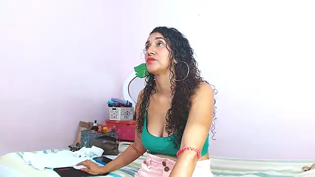 latinabueno41 online show from January 17, 4:04 pm