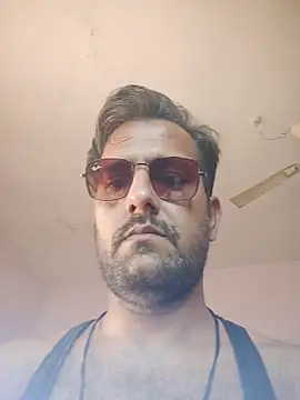 Snapshot of MAGNETICDADDY8 chatting on November 3, 8:04 am MAGNETICDADDY8 online show from November 3, 8:04 am